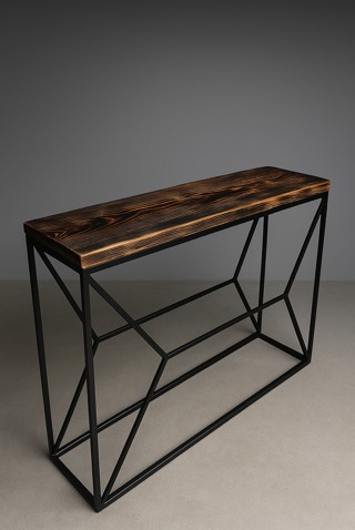 Konsola z blatem z ciemnego drewna i geometryczną, spawaną podstawą z czarnego metalu. Minimalistyczny design na neutralnym tle.