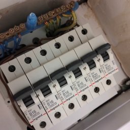 Przemysław Kozłowski - Rozdzielnia elektryczna z zamontowanymi bezpiecznikami Legrand B16 i B20, widoczne przewody i szyny zbiorcze. Instalacja w trakcie prac.
