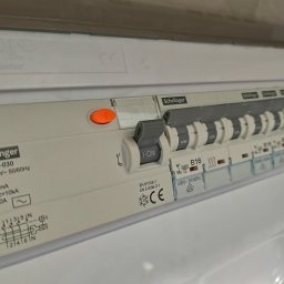 Przemysław Kozłowski - Rozdzielnica elektryczna Schelinger z wyłącznikami B16 w Bydgoszczy. Widoczne oznaczenia i parametry techniczne. Wyłączniki w pozycji ON i OFF.