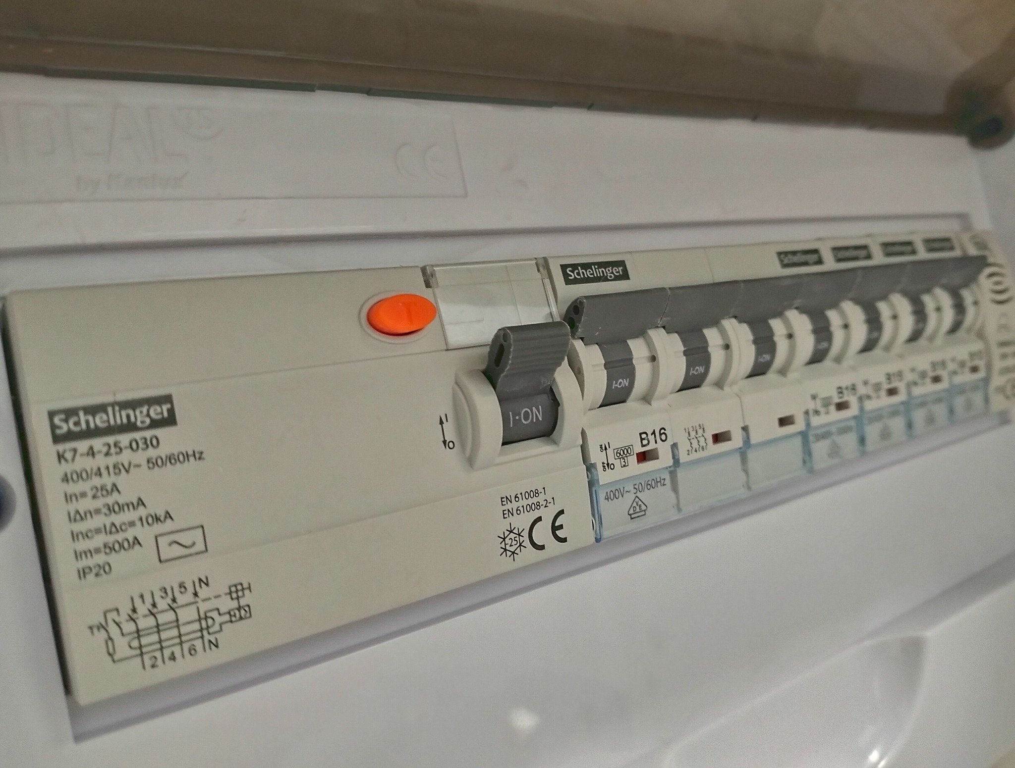 Rozdzielnica elektryczna Schelinger z wyłącznikami B16 w Bydgoszczy. Widoczne oznaczenia i parametry techniczne. Wyłączniki w pozycji ON i OFF.