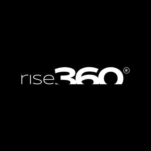Minimalistyczne logo 'rise.360' w bieli na czarnym tle. Unikalny font, znak ® w prawym górnym rogu. Grafika wektorowa, nowoczesny design, prostota i elegancja.