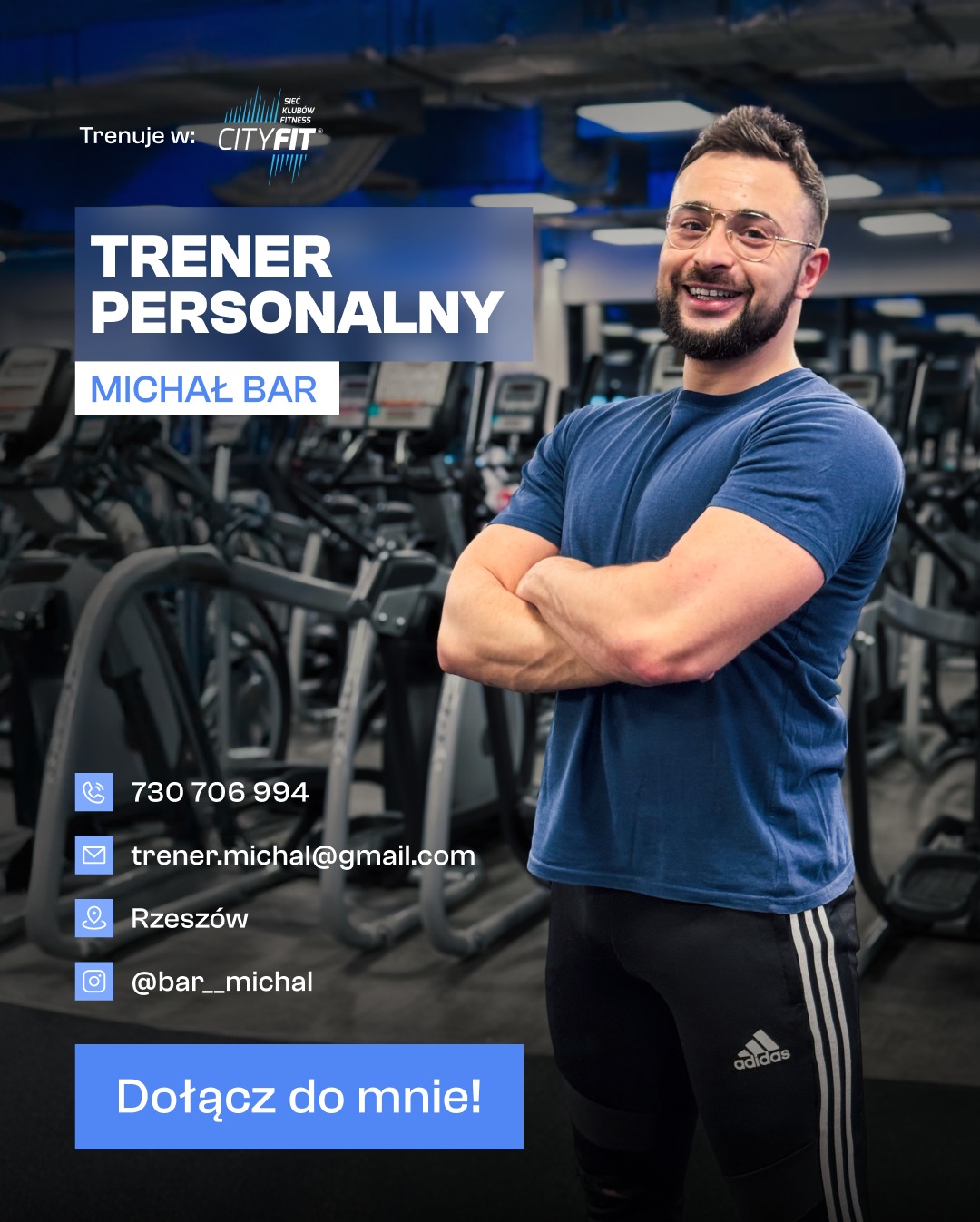 Uśmiechnięty mężczyzna w okularach, na tle siłowni, z informacjami kontaktowymi i hasłem 'Dołącz do mnie!'