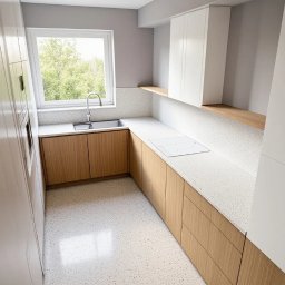 SZAJBA SPÓŁKA Z OGRANICZONĄ ODPOWIEDZIALNOŚCIĄ - Jasna kuchnia z drewnianymi szafkami i blatem w terrazzo. Minimalistyczny design, okno z widokiem na zieleń. Nowoczesne oświetlenie i armatura.