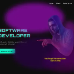 Strona internetowa Radosława Kowalczyka z hasłem 'Software Developer', neonową kolorystyką i zdjęciem programisty w kapturze. Unikalny design z elementami AI.