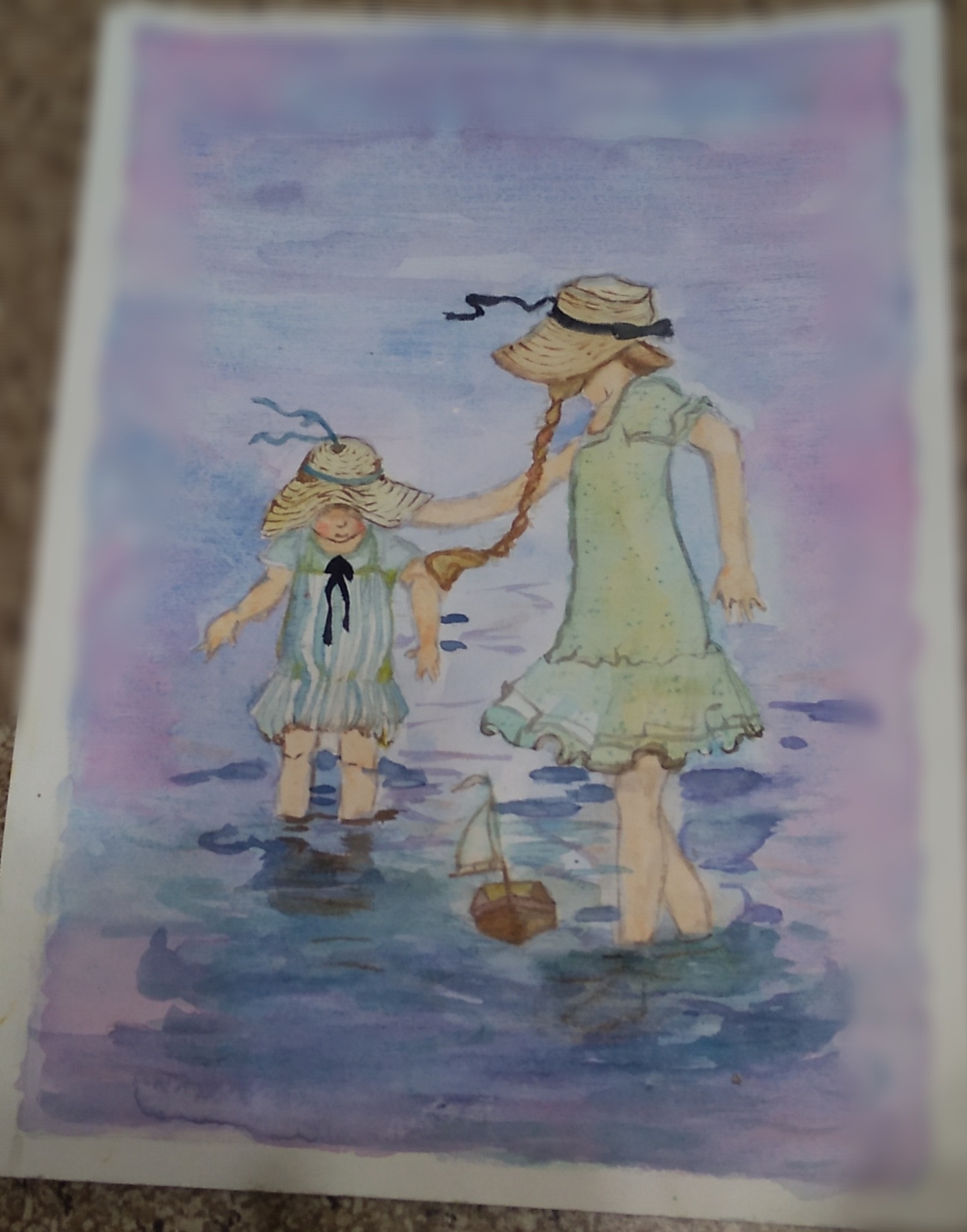 Akwarela przedstawia dwie dziewczynki w kapeluszach bawiące się w wodzie z małą łódką. Delikatne, pastelowe kolory i rozmyte kontury nadają obrazowi senny, dziecięcy charakter.