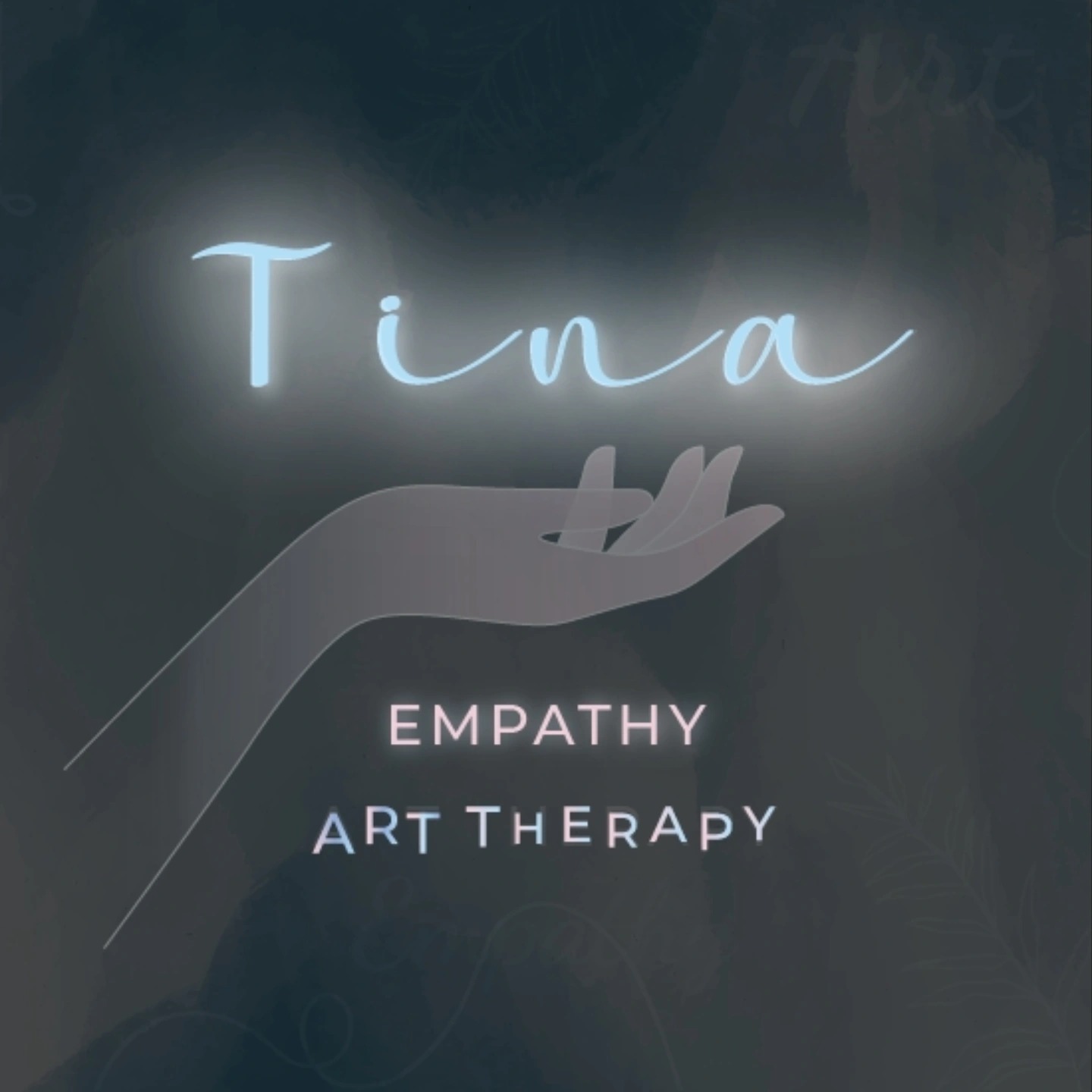 Grafika z napisem 'Tina Empathy Art Therapy' i konturem dłoni na tle w odcieniach szarości i błękitu, promująca terapię przez sztukę.