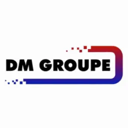 Logo firmy DM GROUPE na białym tle, z czarnym napisem i elementami graficznymi w kolorach czerwonym i niebieskim, tworzącymi dynamiczny efekt.