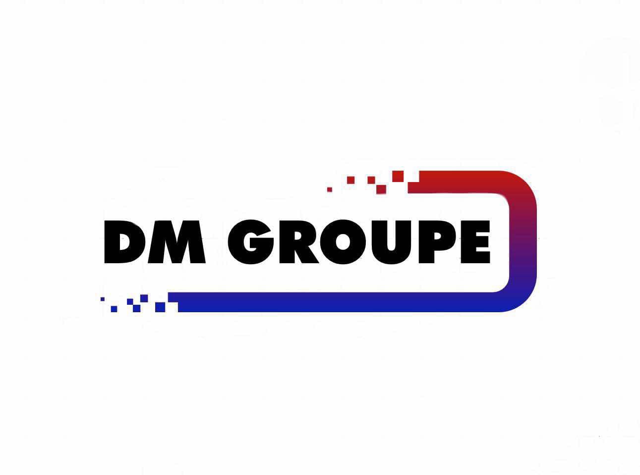 Logo firmy DM GROUPE na białym tle, z czarnym napisem i elementami graficznymi w kolorach czerwonym i niebieskim, tworzącymi dynamiczny efekt.