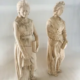 Dwie figury kobiece z książkami, wykonane metodą druku 3D. Widoczna struktura warstw, jasne drewno, delikatne detale i oświetlenie podkreślają trójwymiarowość.