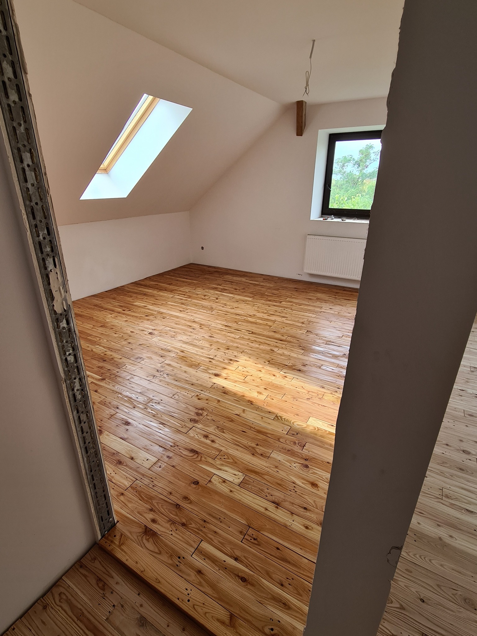 Podłoga w stylu rustykalnym i zabudowa poddasza.