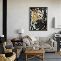 Obraz z motywem białego i czarnego smoka w ramie, wiszący na ścianie w loftowym wnętrzu. Widoczny fragment sofy, fotela i stolika kawowego.