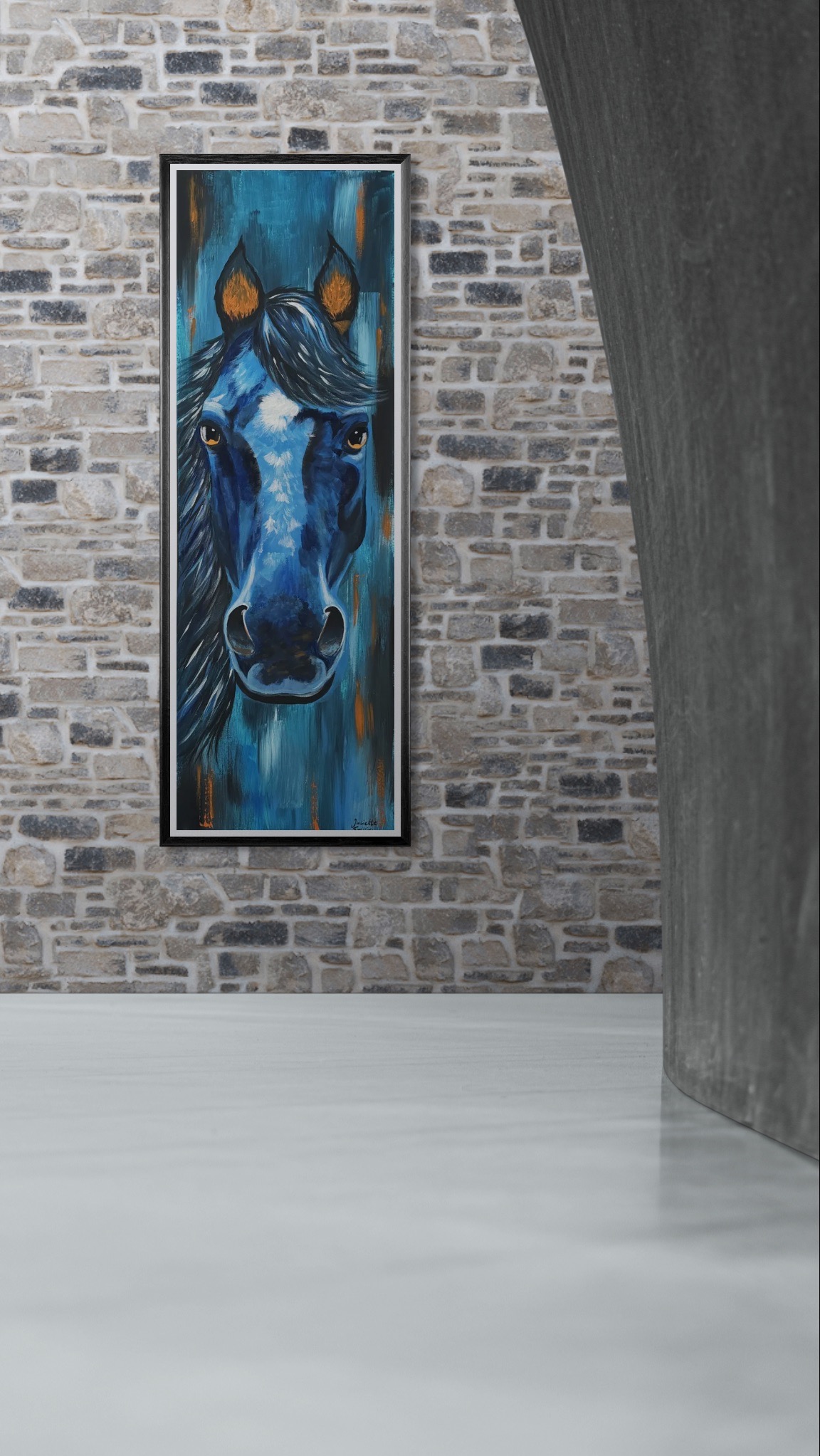 Portret konia w odcieniach błękitu, w czarnej ramie, wiszący na ścianie z kamienia. Widoczny fragment betonowej kolumny.