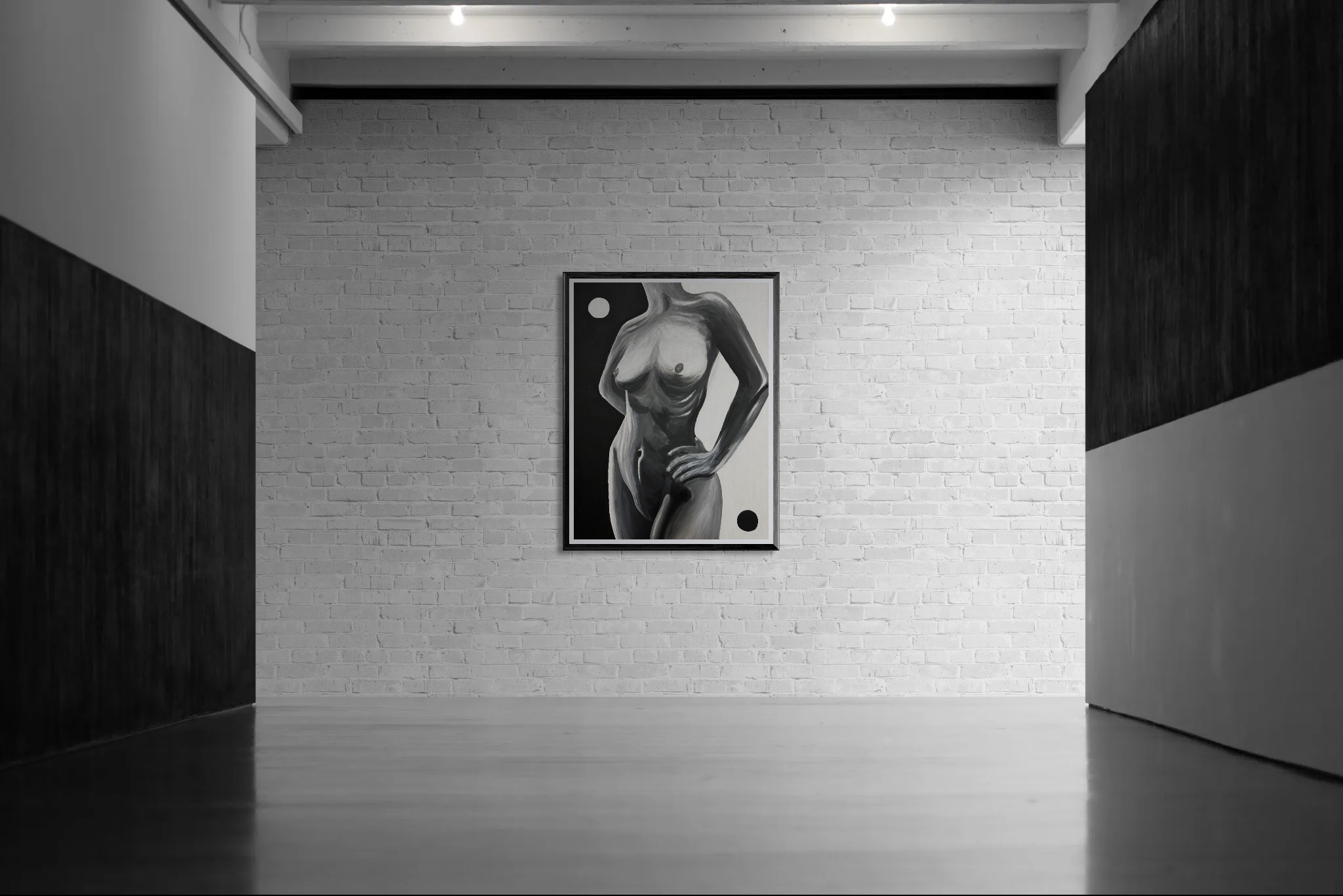 Abstrakcyjny, czarno-biały obraz aktu kobiecego w ramie na białej ceglanej ścianie w minimalistycznym wnętrzu galerii. Oświetlenie punktowe.