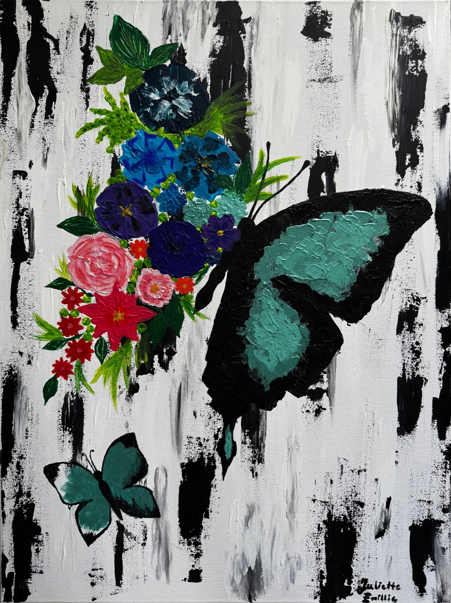 Abstrakcyjna kompozycja: czarno-białe tło z kwiatami i motylami w odcieniach niebieskiego, różu i zieleni, wykonana techniką impasto, z widoczną sygnaturą autorki.