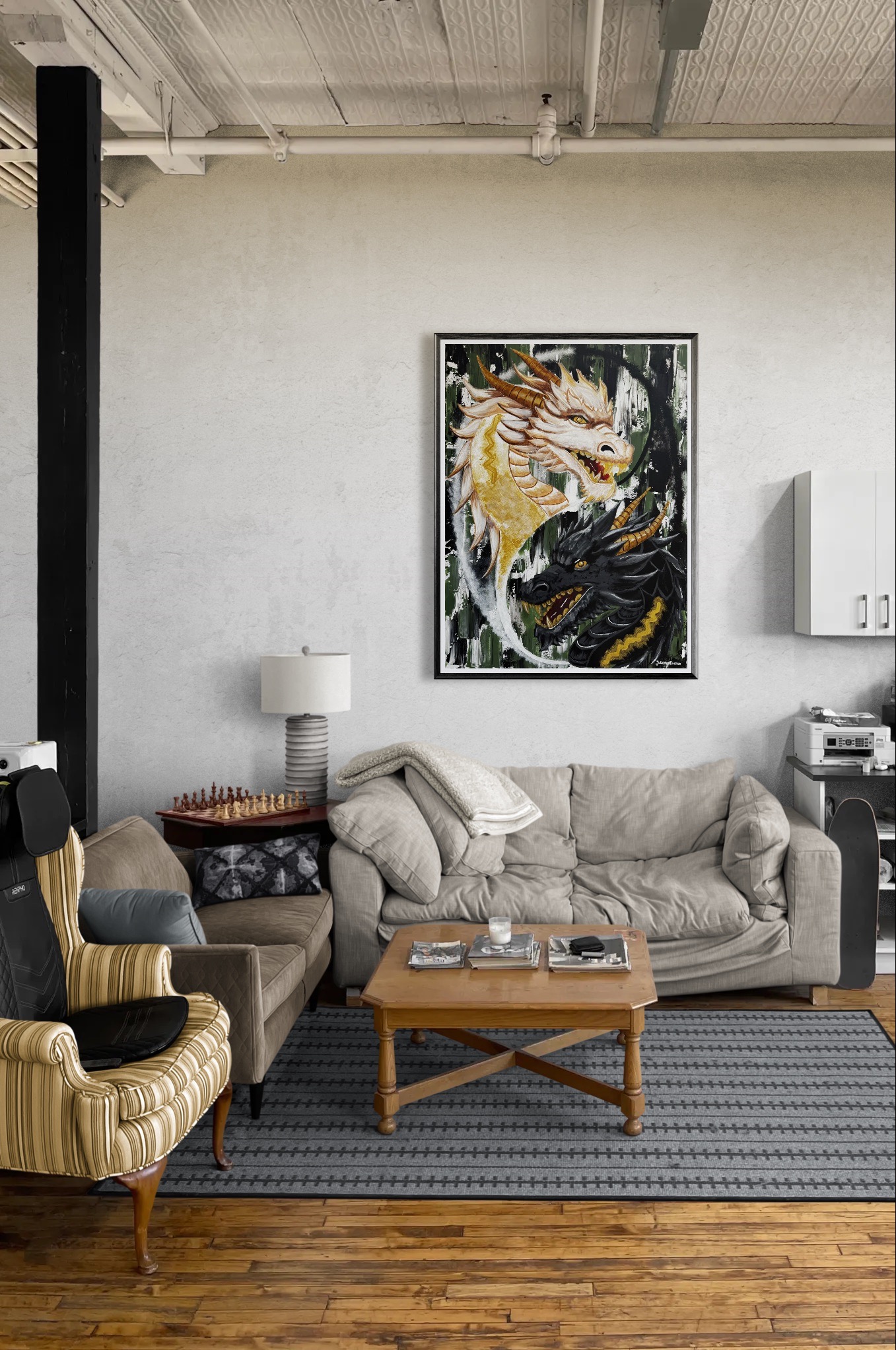 Obraz z motywem białego i czarnego smoka w ramie, wiszący na ścianie w loftowym wnętrzu. Widoczny fragment sofy, fotela i stolika kawowego.
