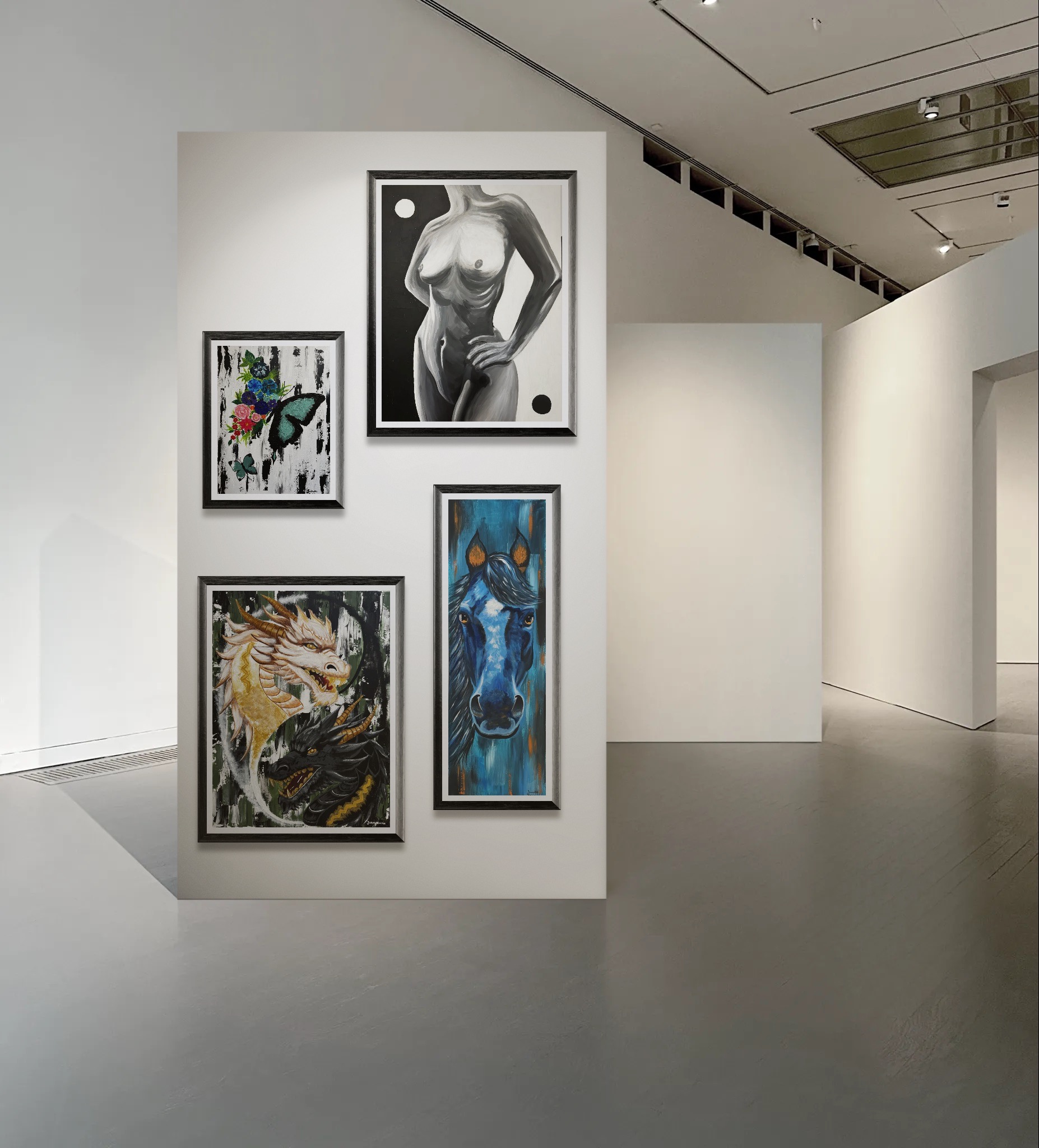 Galeria sztuki z ekspozycją czterech obrazów w czarnych ramach: akt, motyl, smoki yin-yang i portret konia, w minimalistycznej, jasnej przestrzeni.