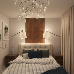 Renata Urban Projekty na 4 kąty - Nowoczesna sypialnia z łóżkiem, lampami podłogowymi i dekoracyjną ścianą z drewnianych paneli. Nad łóżkiem designerski żyrandol. Na ścianach grafiki z motywami roślinnymi.