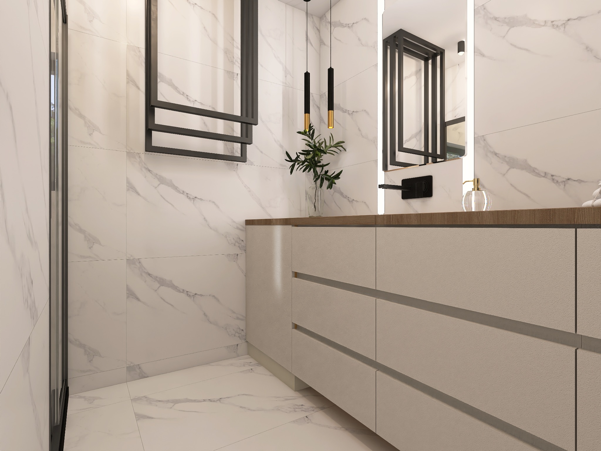 Elegancka łazienka z marmurowymi płytkami, beżową szafką pod umywalką i czarnymi akcentami: rama lustra, wieszak na ręczniki i lampy wiszące.