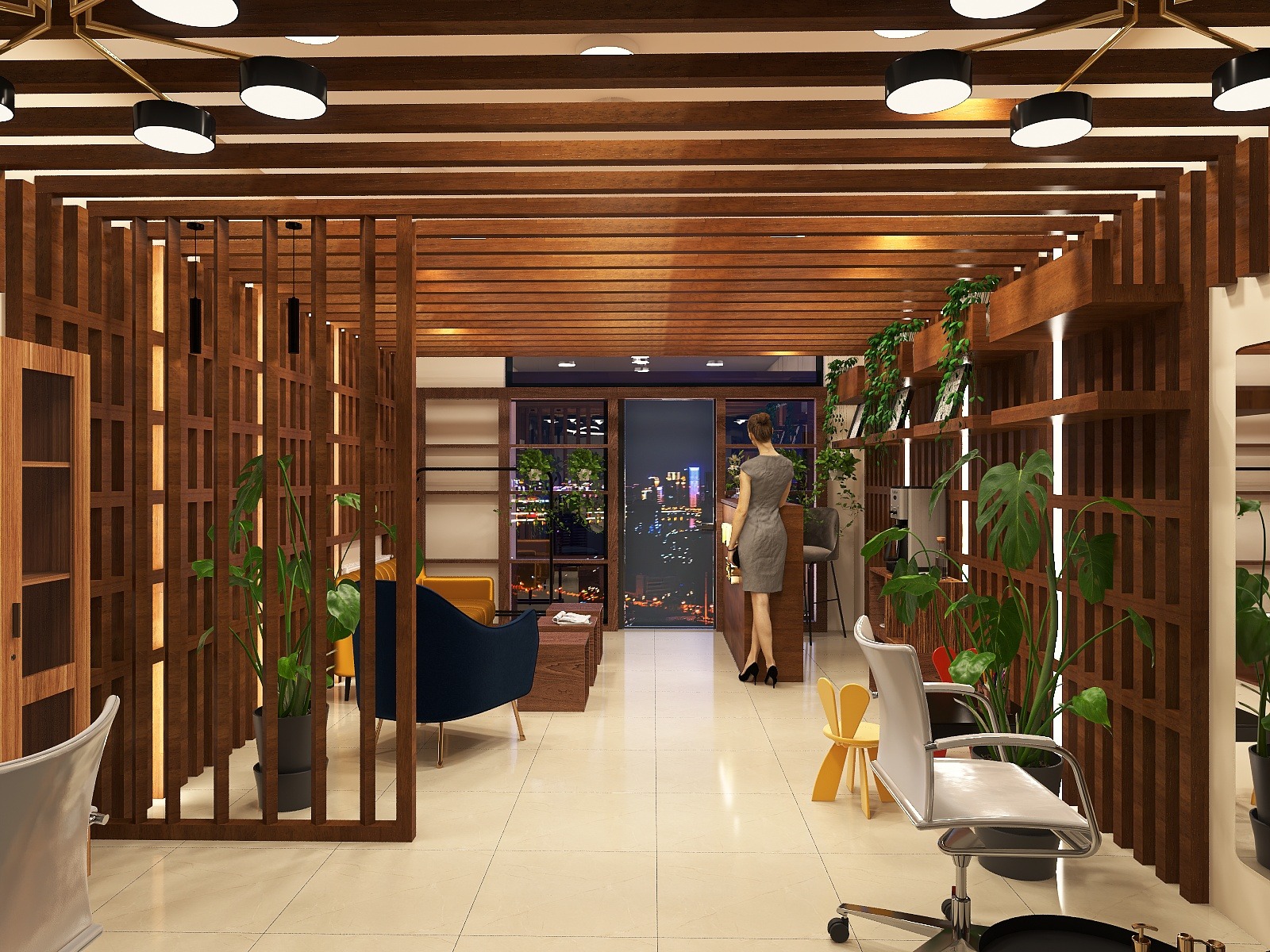 Eklektyczne wnętrze salonu z drewnianymi elementami, roślinami doniczkowymi i widokiem na nocne miasto. Kobieta w szarej sukience stoi przy recepcji.