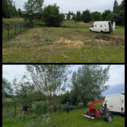 Dwuetapowe ujęcie: teren przed (g&oacute;ra) i w trakcie (d&oacute;ł) wycinki drzew. Widoczny samoch&oacute;d dostawczy, pracownicy i maszyna do rozdrabniania gałęzi.