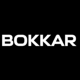 Logo 'BOKKAR' w białej czcionce na czarnym tle. Minimalistyczny design, wyraźny kontrast, nowoczesny branding.