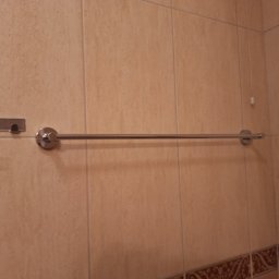 Montaż uchwytu na ręcznik, bez uszkadzania płytek