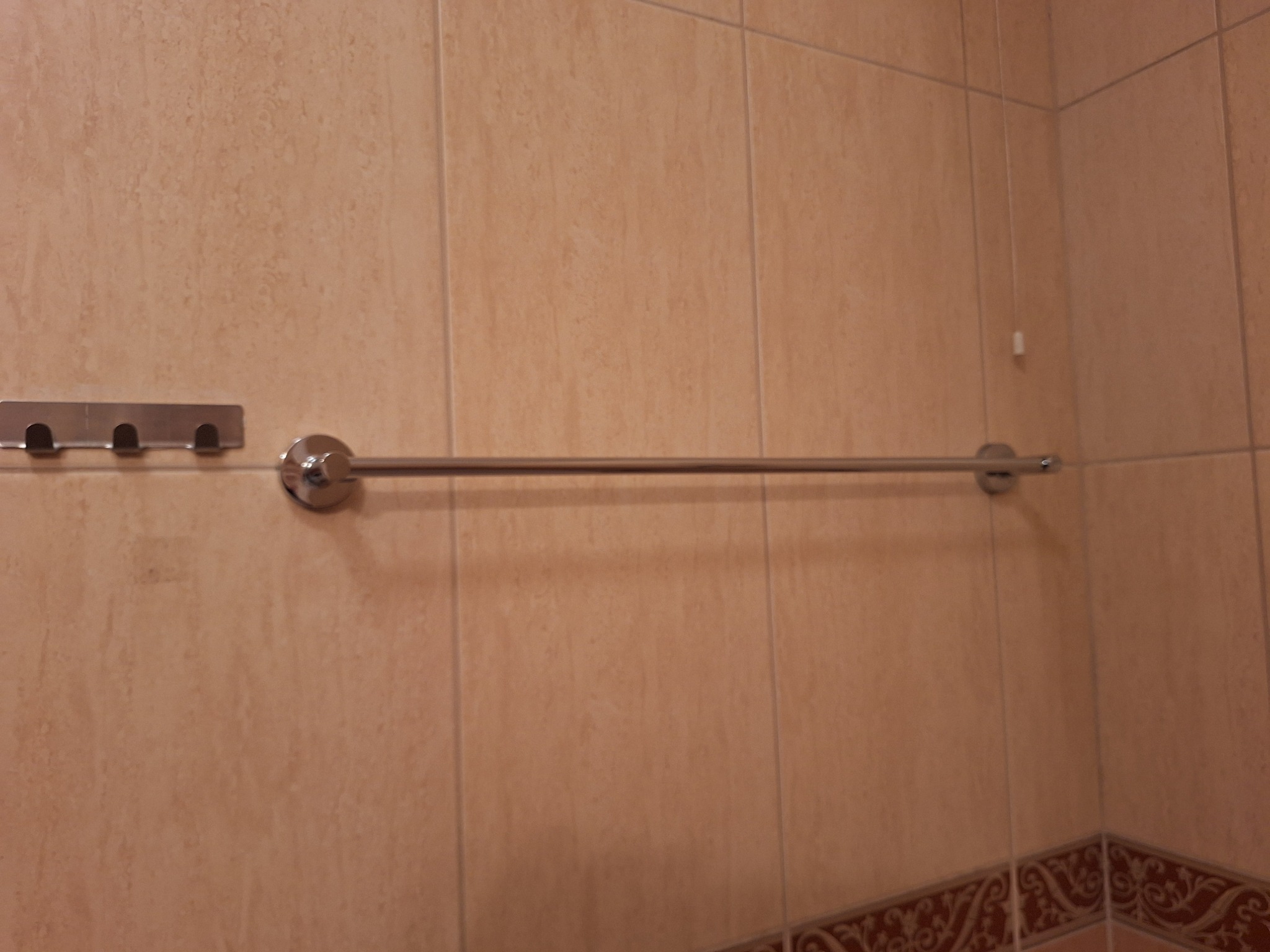 Montaż uchwytu na ręcznik, bez uszkadzania płytek