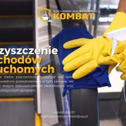 KOMBAT OUTSOURCING SPÓŁKA Z OGRANICZONĄ ODPOWIEDZIALNOŚCIĄ - Czyszczenie poręczy schodów ruchomych. Dłonie w żółtych rękawicach, niebieska ściereczka i butelka ze spryskiwaczem. Widoczny fragment schodów ruchomych.
