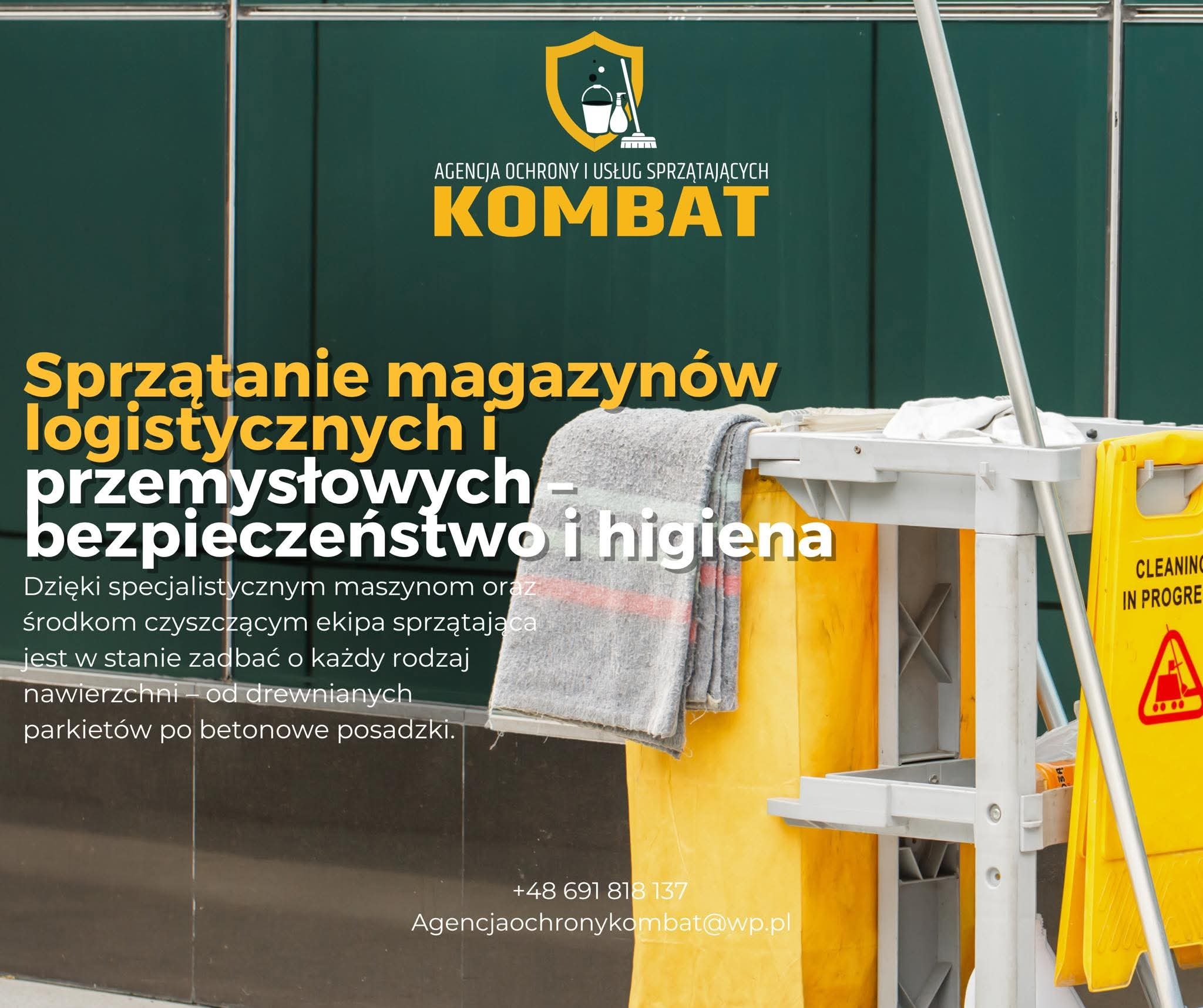 Wózek do sprzątania z mopem i znakiem ostrzegawczym 'Cleaning in progress' na tle tekstu o sprzątaniu magazynów i logo firmy sprzątającej.