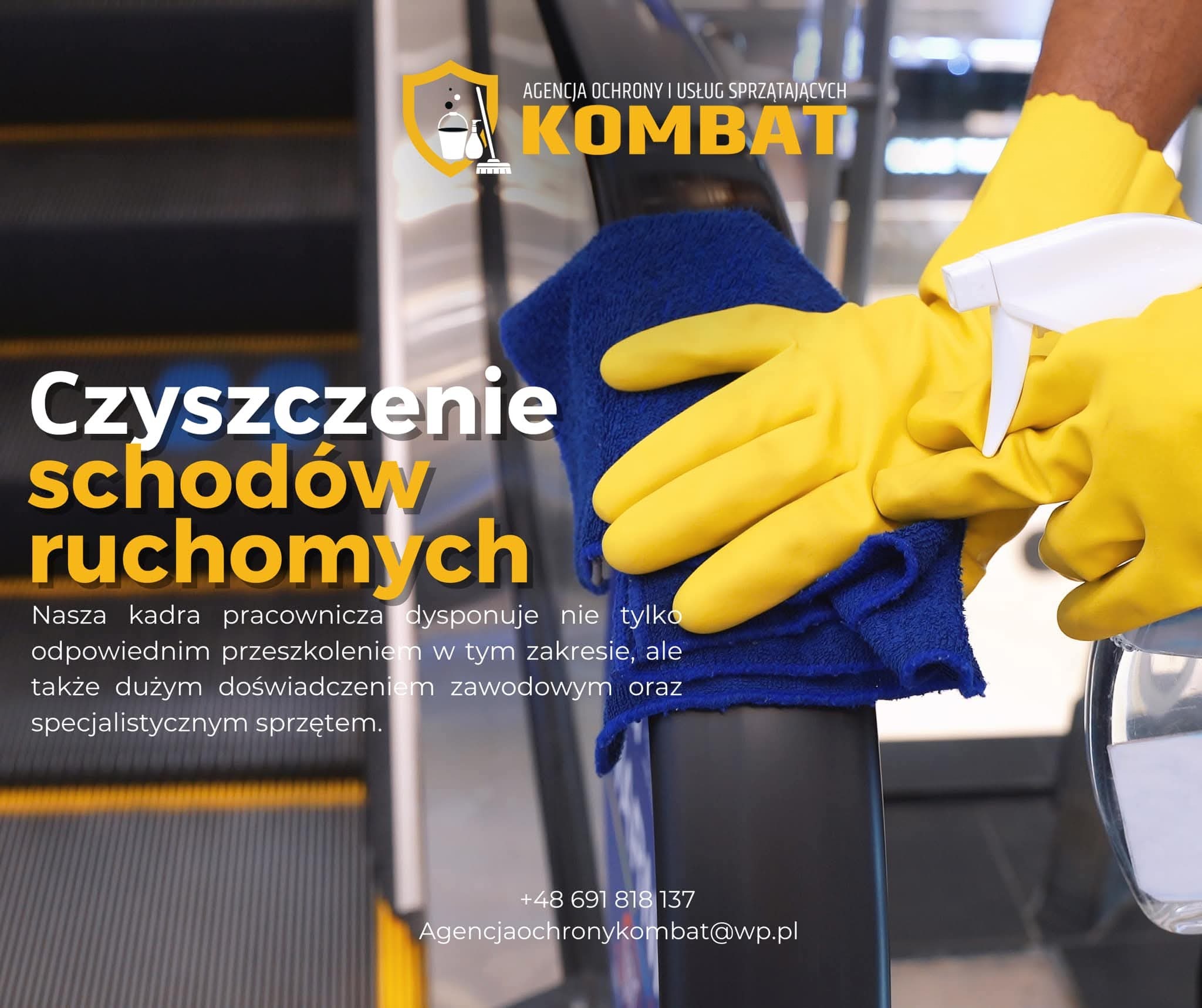 Czyszczenie poręczy schodów ruchomych. Dłonie w żółtych rękawicach, niebieska ściereczka i butelka ze spryskiwaczem. Widoczny fragment schodów ruchomych.