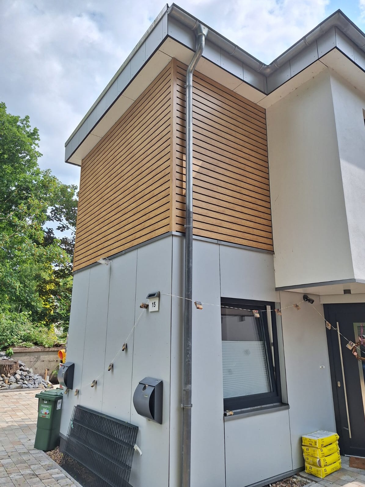 Montaż lameli na elewacji