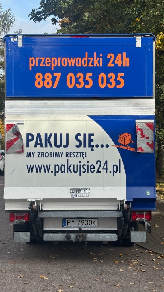 Tył niebiesko-białej ciężarówki z pomarańczowym napisem 'przeprowadzki 24h', numerem telefonu i adresem strony internetowej. Widoczna tablica rejestracyjna.