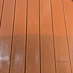 Mycie deski tarasowej.