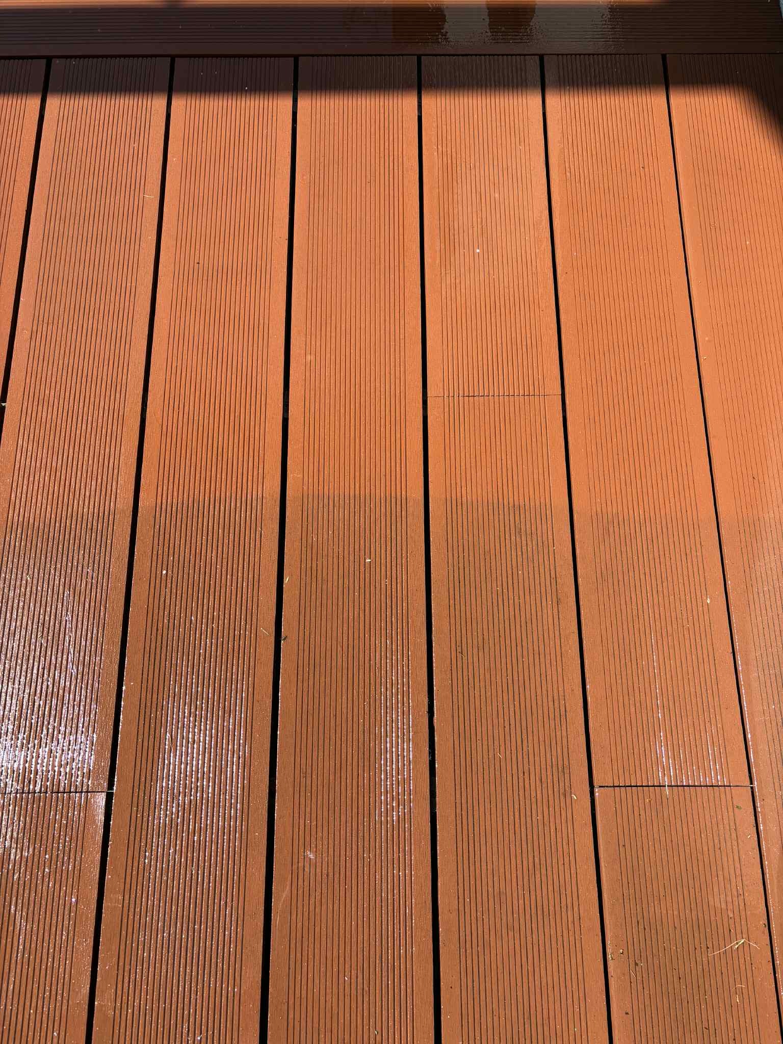 Mycie deski tarasowej.