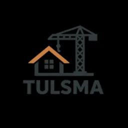 Minimalistyczne logo: szary dom z pomarańczowym dachem, dźwig budowlany i napis 'TULSMA' na czarnym tle. Symbolika budownictwa i nowoczesnego designu.