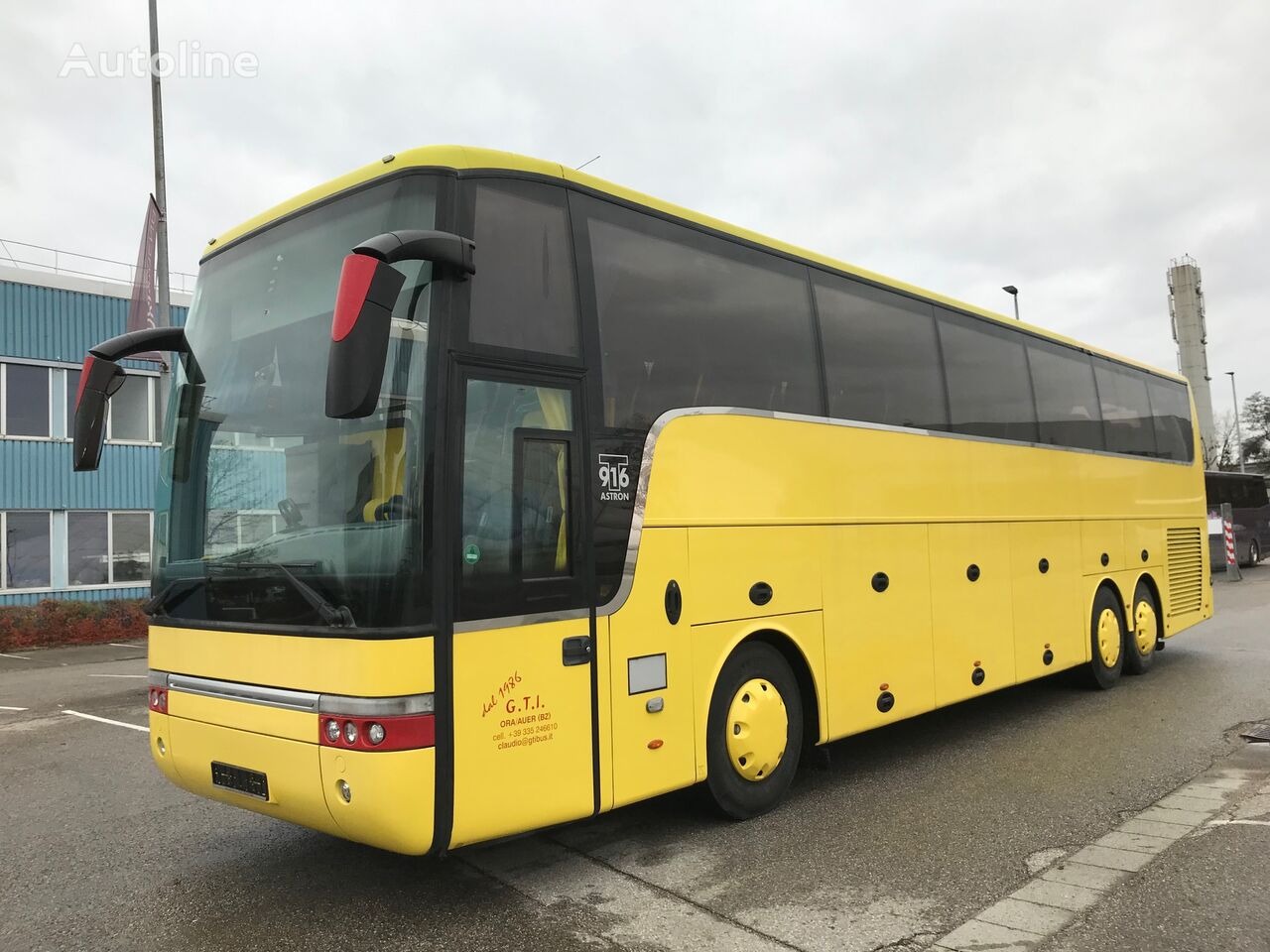 Żółty autokar turystyczny marki Astron 916, z widocznym logo firmy G.T.I. z 1986 roku, zaparkowany na zewnątrz. Widoczna karoseria i okna.