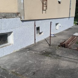 Profesjonalne wykonanie elewacji budynków. Zajmujemy się kompleksowym wykończeniem ścian zewnętrznych, zapewniając estetykę i trwałość. Wysoka jakość materiałów, terminowość i konkurencyjne ceny. Skontaktuj się z nami!