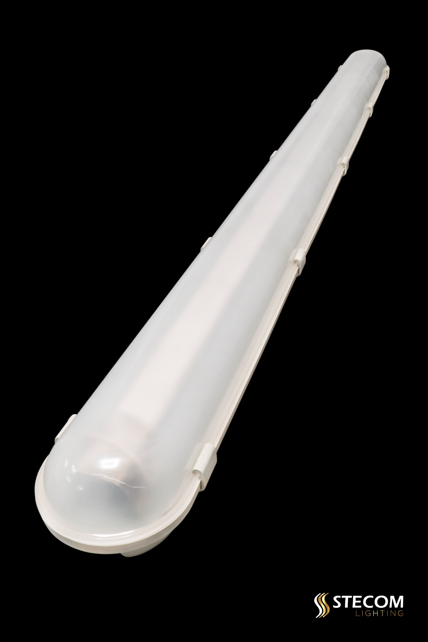 Podłużna, hermetyczna oprawa oświetleniowa LED w białej obudowie, widoczna na czarnym tle. Widoczne mocowania i logo producenta Stecom Lighting.