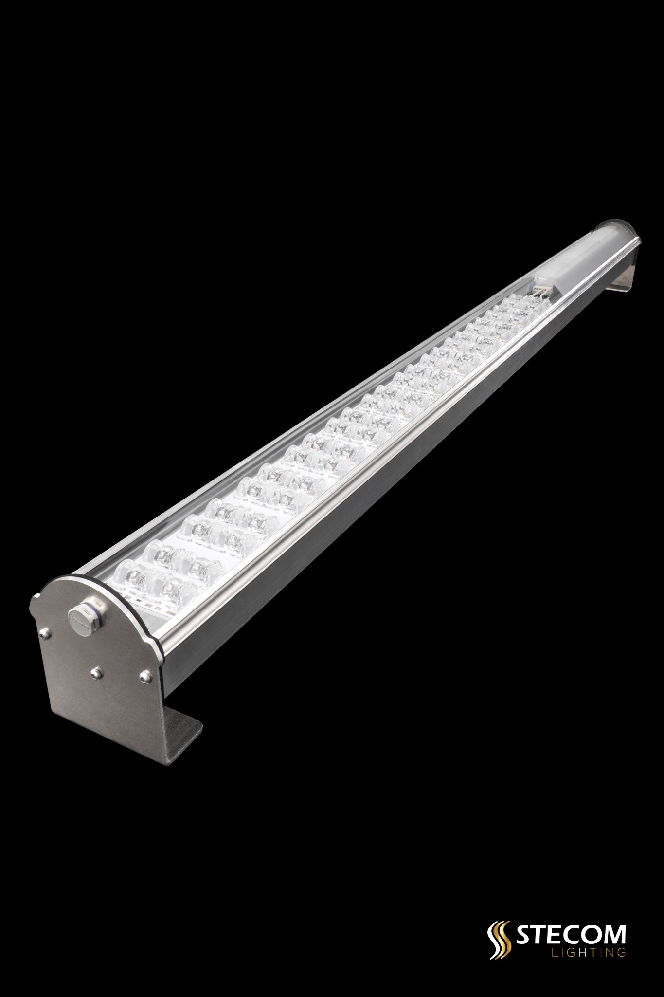 Podłużna lampa LED w metalowej obudowie, widoczna z perspektywy. Precyzyjne wykonanie, nowoczesny design. Idealna do oświetlenia przemysłowego lub komercyjnego.