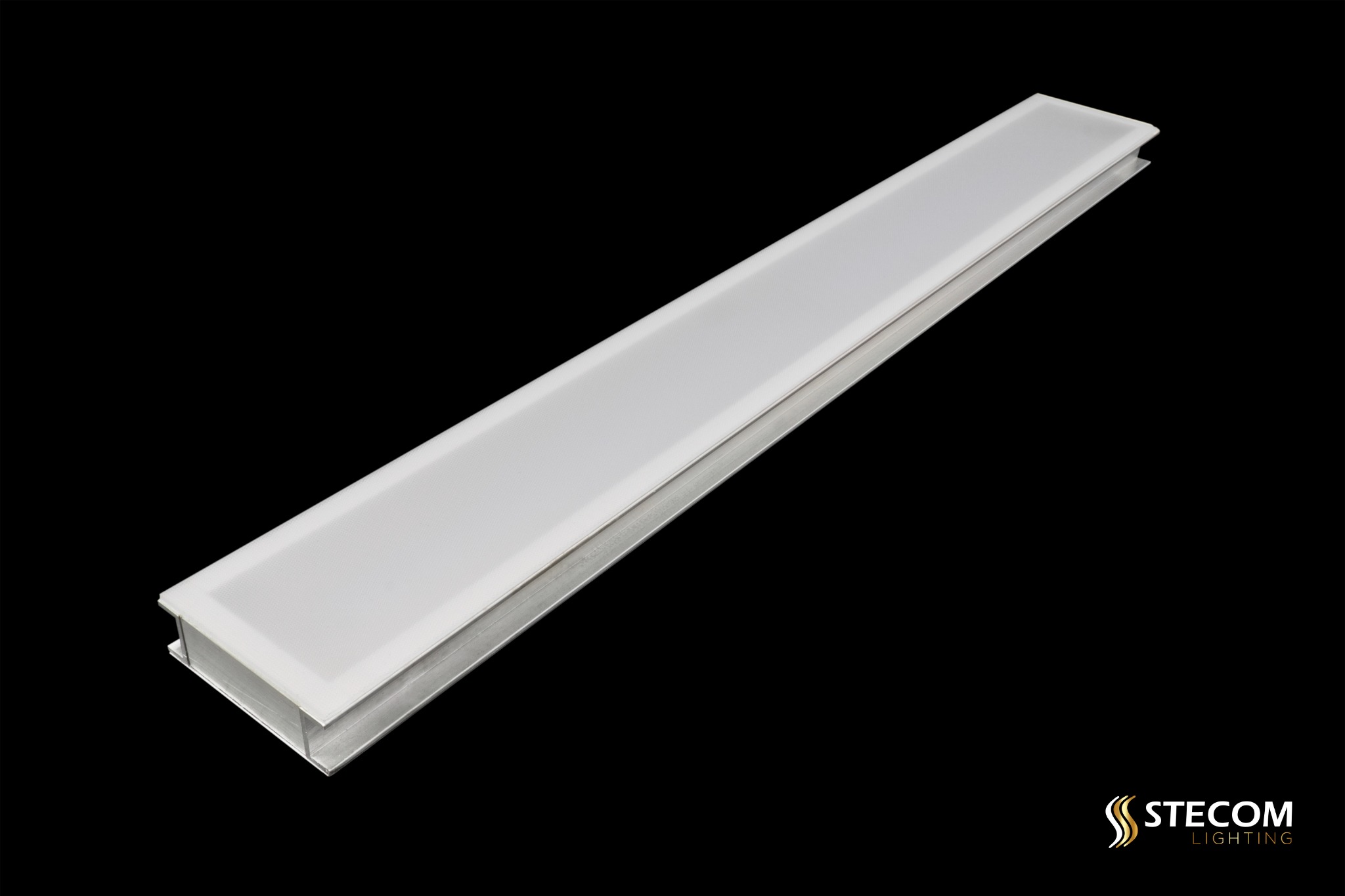 Podłużna lampa LED w aluminiowej obudowie, oświetlona równomiernym, białym światłem, na czarnym tle. Widoczny detal wykończenia i logo producenta.