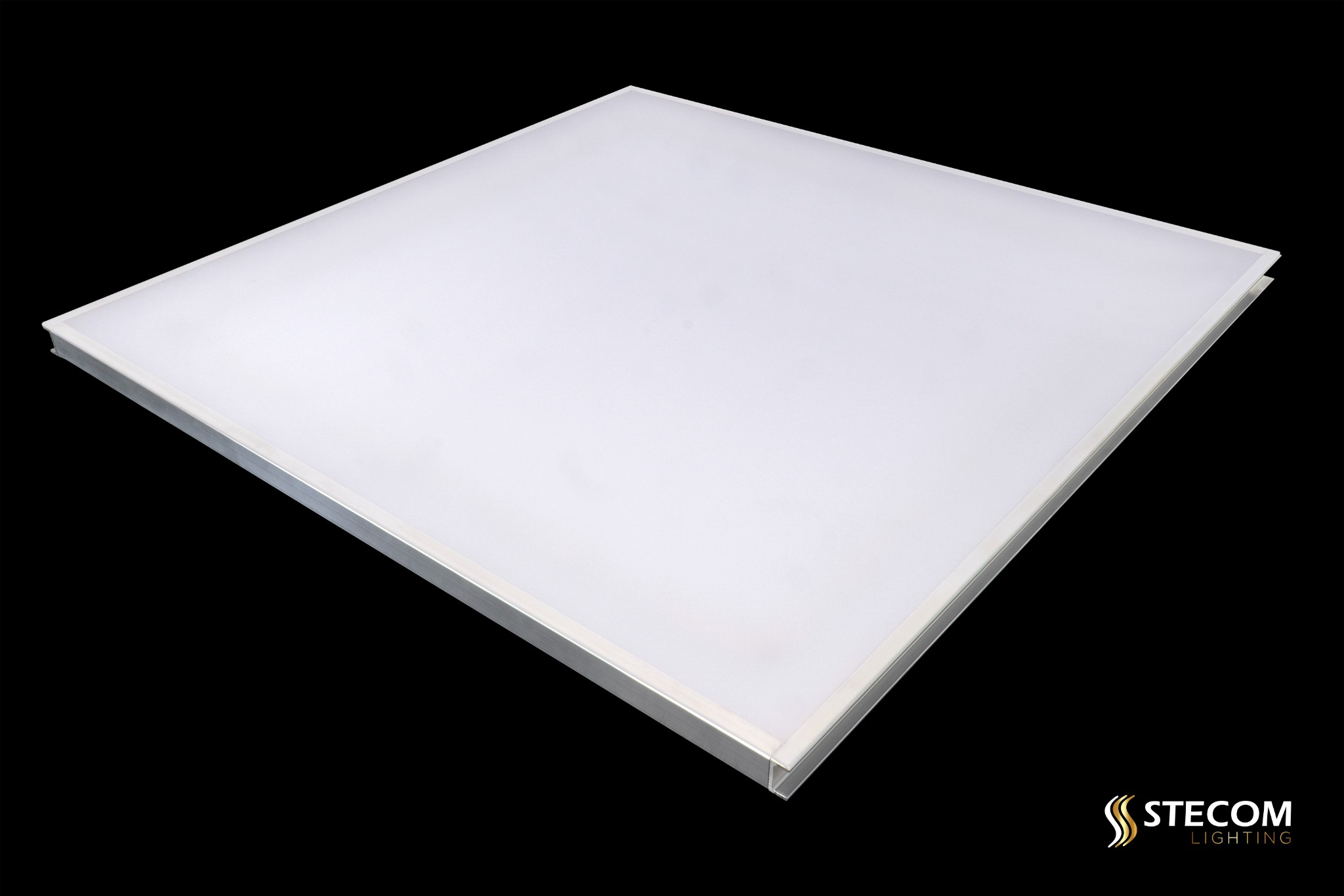 Kwadratowy panel LED z aluminiową ramą na czarnym tle, oświetlenie sufitowe. Widoczny logotyp producenta w prawym dolnym rogu. Nowoczesne rozwiązanie oświetleniowe.