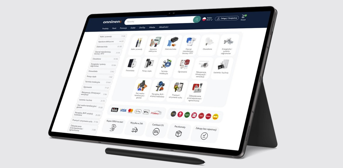Tablet z otwartą stroną internetową sklepu Onninen, prezentujący asortyment: kable, elektrotechnikę i inne. Widoczny rysik. Minimalistyczne tło.