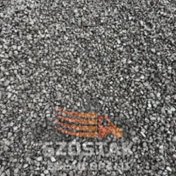 Błyszczący ekogroszek w zbliżeniu, drobne bryłki w odcieniach szarości i srebra, tworzące teksturę. Widoczne logo firmy w dolnej części kadru.