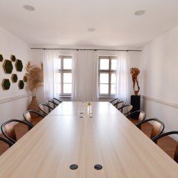 Klimatyczna Sala Biznes idealna na spotkanie biznesowe, szkolenie czy konferencję.