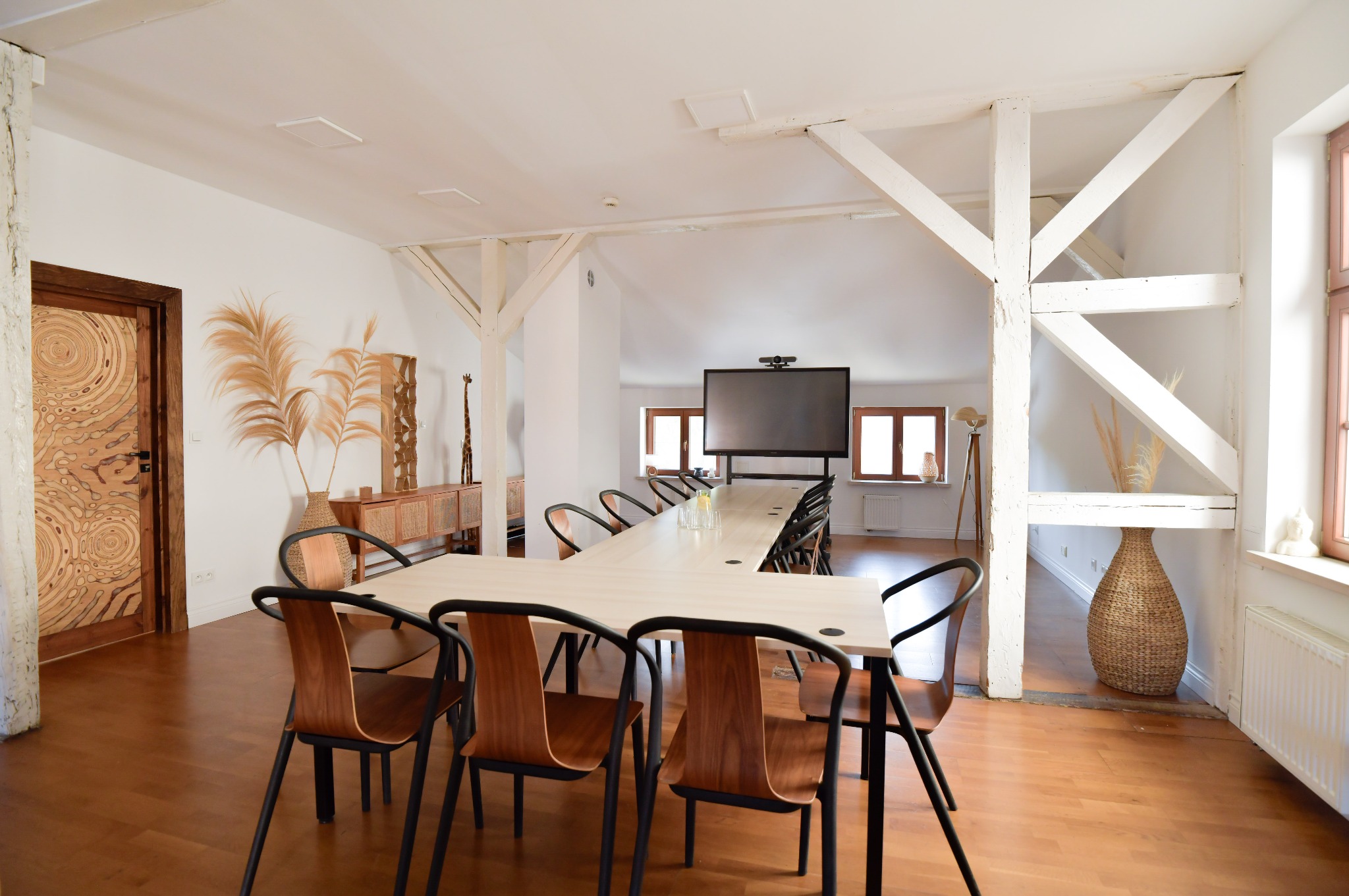 Klimatyczna Sala Skupienie idealna na spotkanie biznesowe, szkolenie czy konferencję.