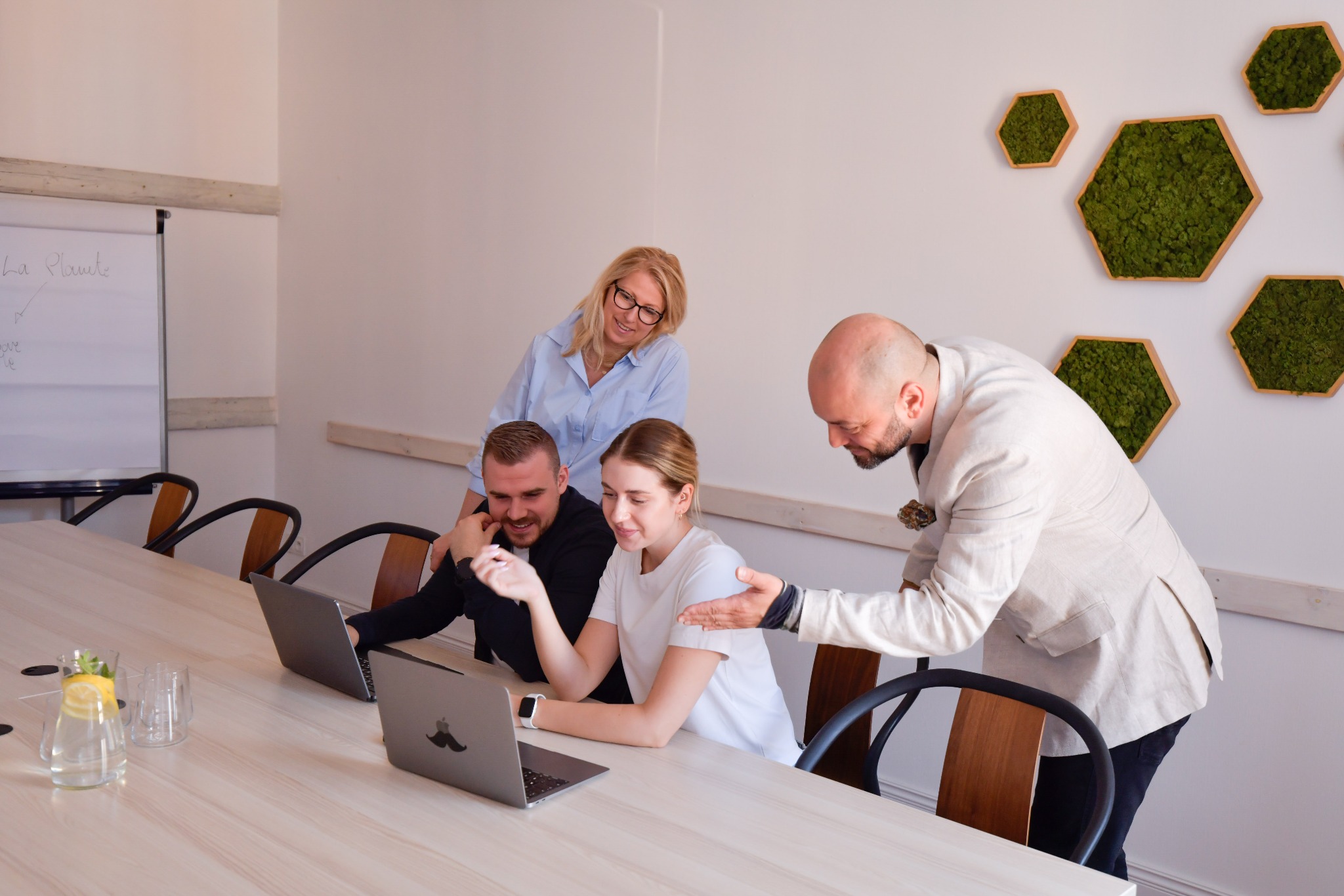 Klimatyczna Sala Biznes idealna na spotkanie biznesowe, szkolenie czy konferencję.