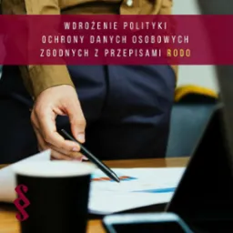 Analiza danych RODO: Mężczyzna z długopisem nad wykresem, laptop i smartfon na stole. U góry napis 'Wdrożenie polityki ochrony danych osobowych zgodnych z przepisami RODO'.