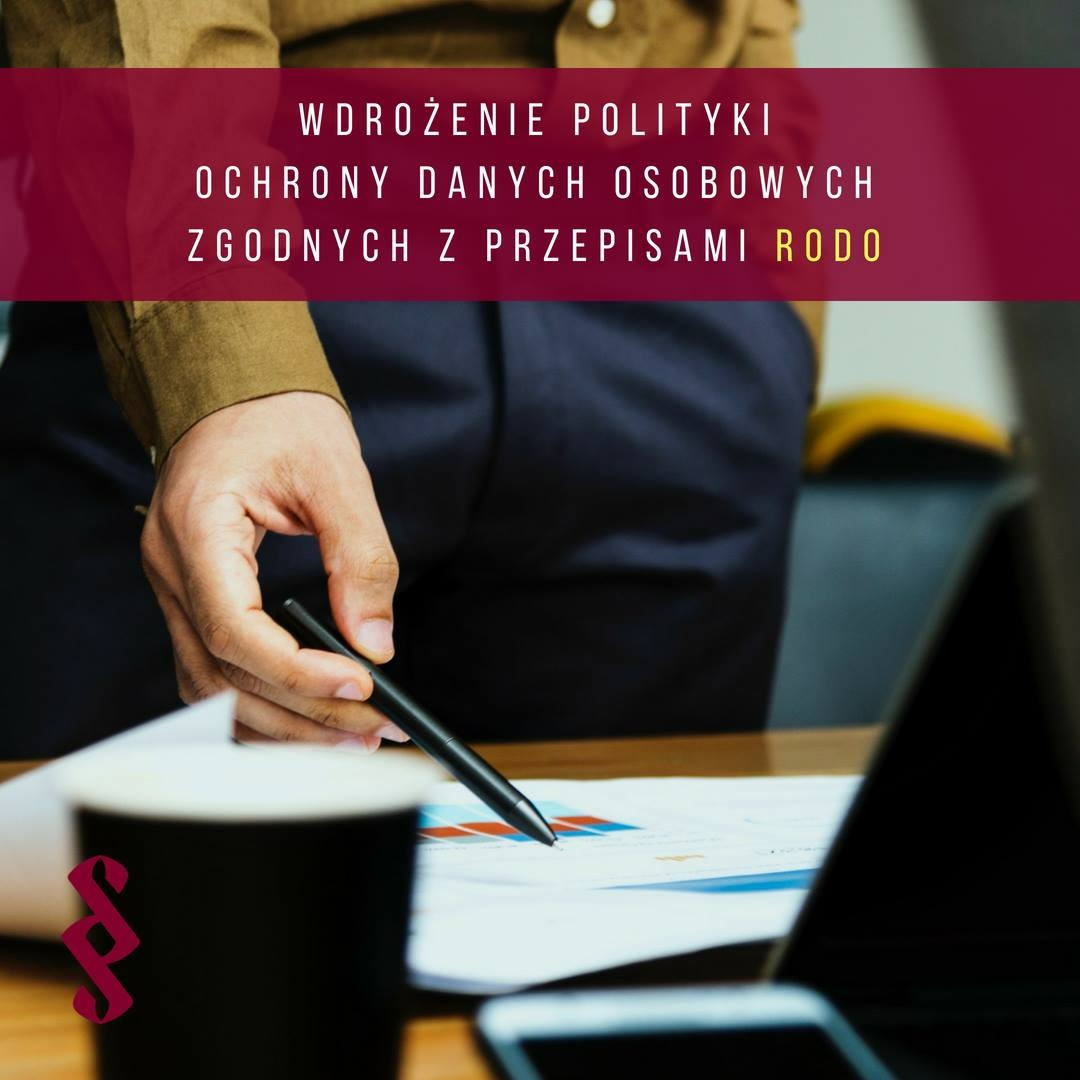 Analiza danych RODO: Mężczyzna z długopisem nad wykresem, laptop i smartfon na stole. U góry napis 'Wdrożenie polityki ochrony danych osobowych zgodnych z przepisami RODO'.