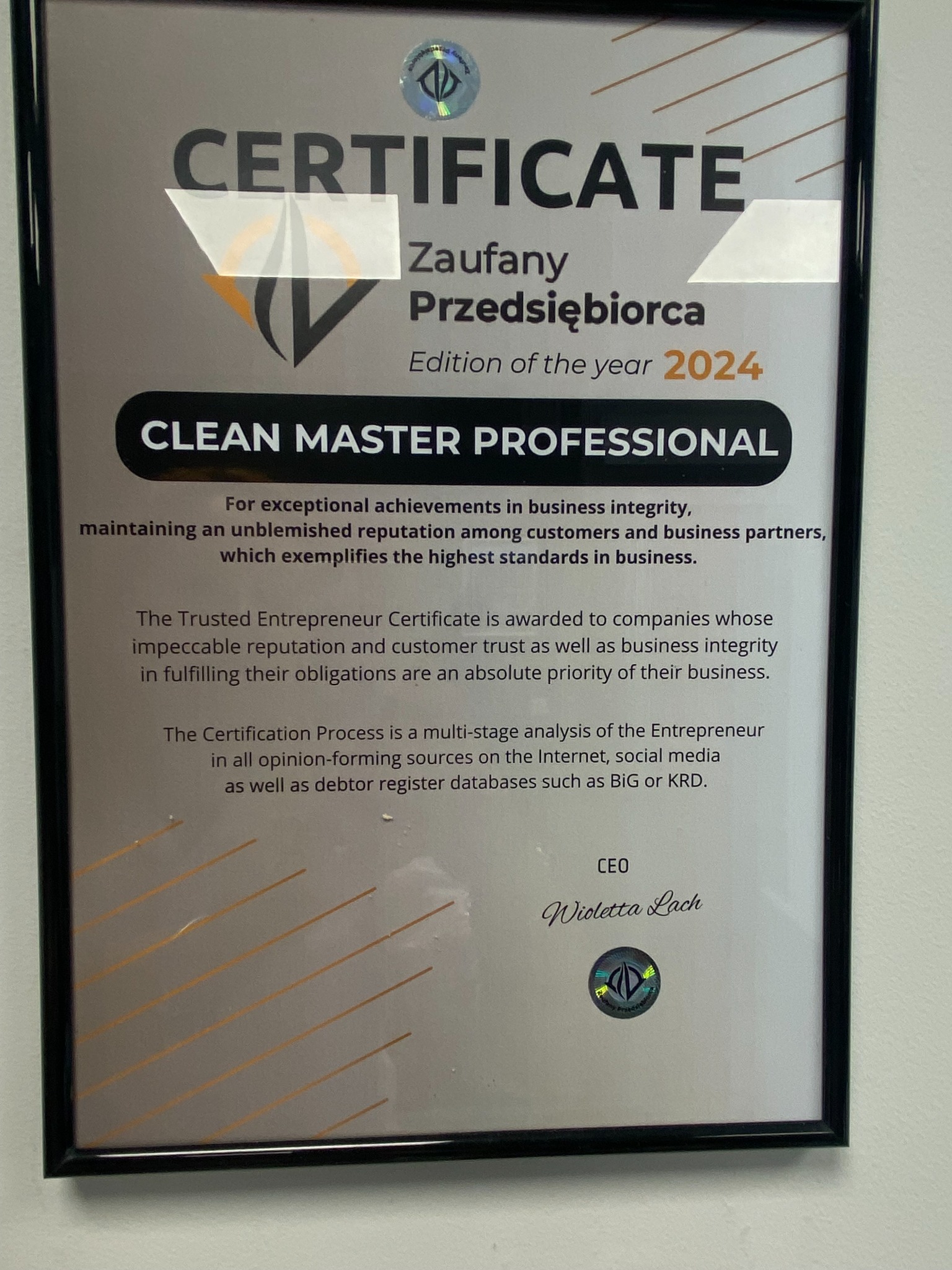 Certyfikat 'Zaufany Przedsiębiorca' dla CLEAN MASTER PROFESSIONAL, edycja 2024, potwierdzający wysoką jakość usług i uczciwość w biznesie. Podpisano przez CEO Wiolettę Lach.