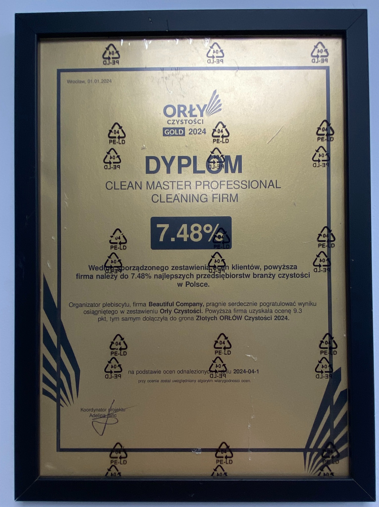 Oprawiony dyplom 'Orły Czystości Gold 2024' dla Clean Master Professional Cleaning Firm. Dokument potwierdza przynależność do 7.48% najlepszych firm w branży.